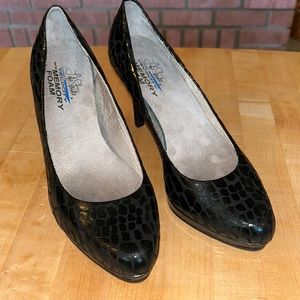 Life Stride Velocity X-Amber Pumps. Size 8W